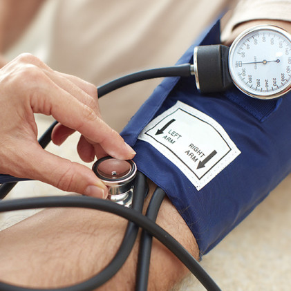 ¿Cómo puedo controlar la hipertensión?